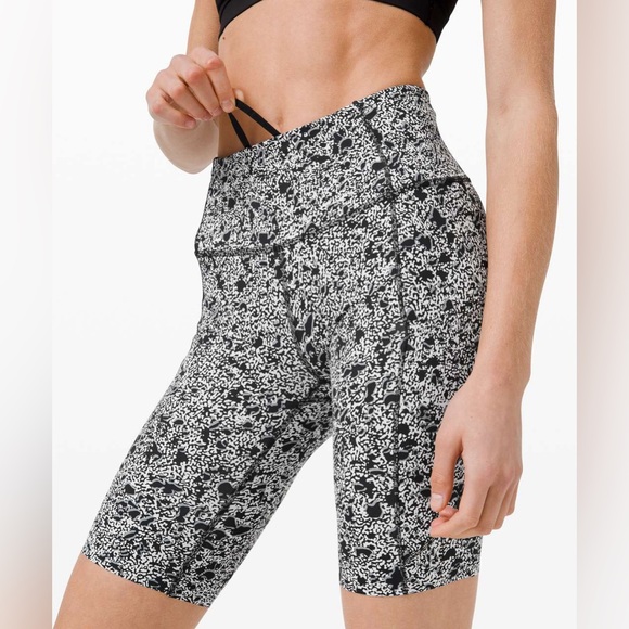 Lululemon Fast and Free High-Rise Shorts - 10” Inseam - gray and black - Size 8 - Picture 2 of 7